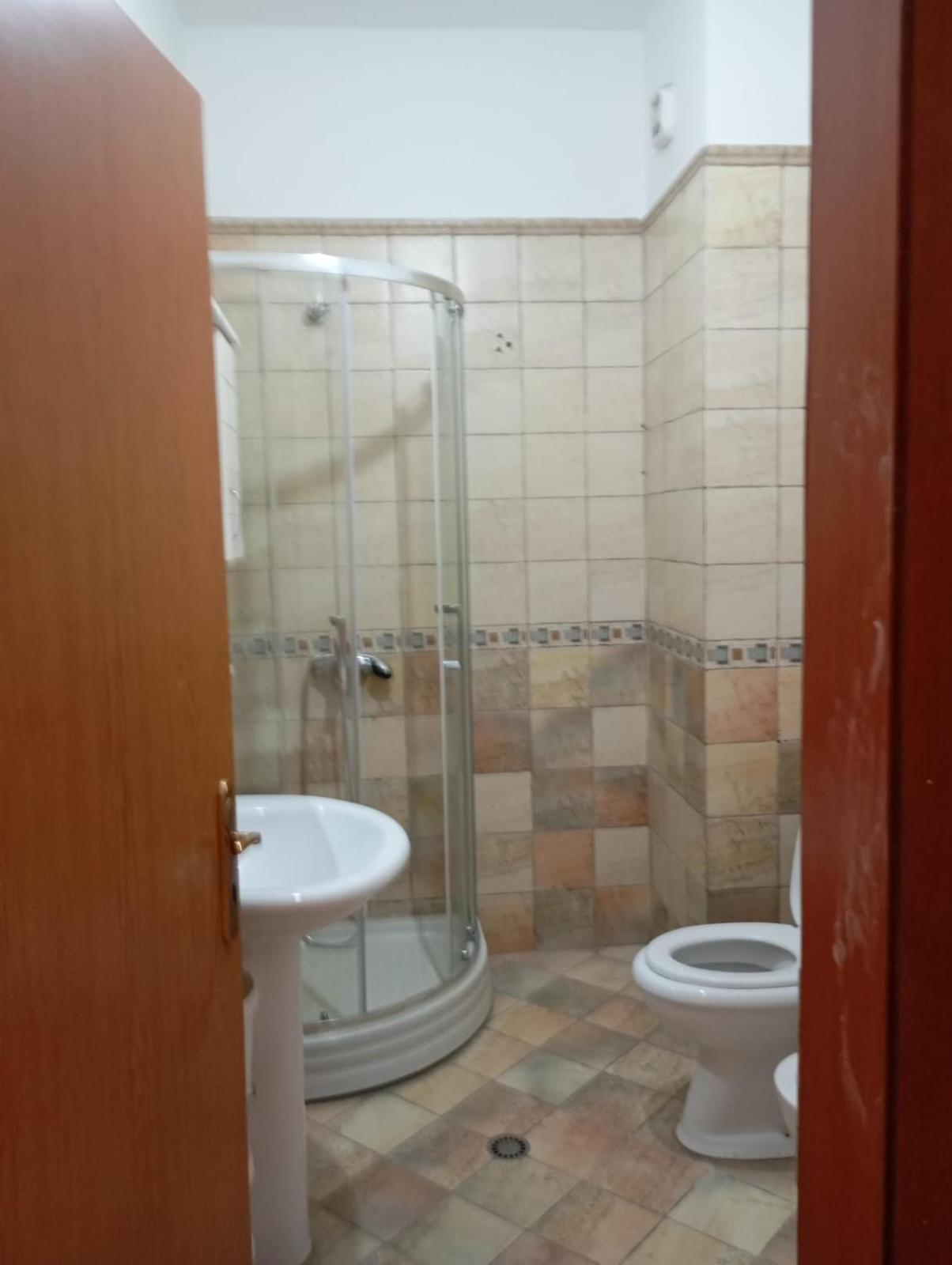 Royal 3 Hostel Tirana Buitenkant foto