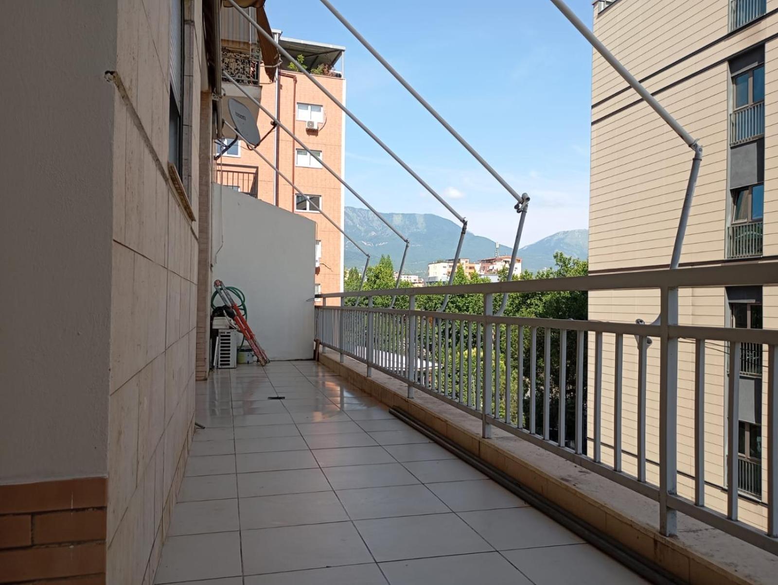 Royal 3 Hostel Tirana Buitenkant foto